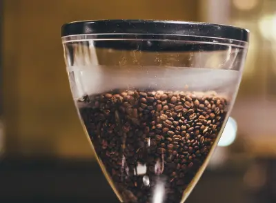 Caffè in grani per la macchina automatica: come sceglierlo e curare la macchina