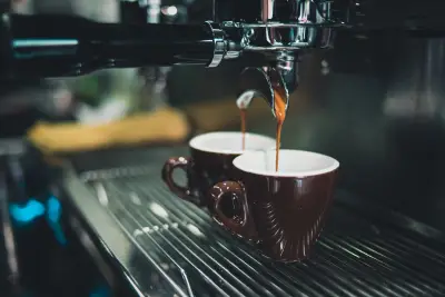 Crema na espresso: skąd się bierze i co mówi o kawie